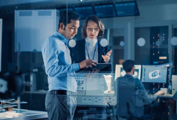 Due colleghi che controllano lo stato di avanzamento delle attività